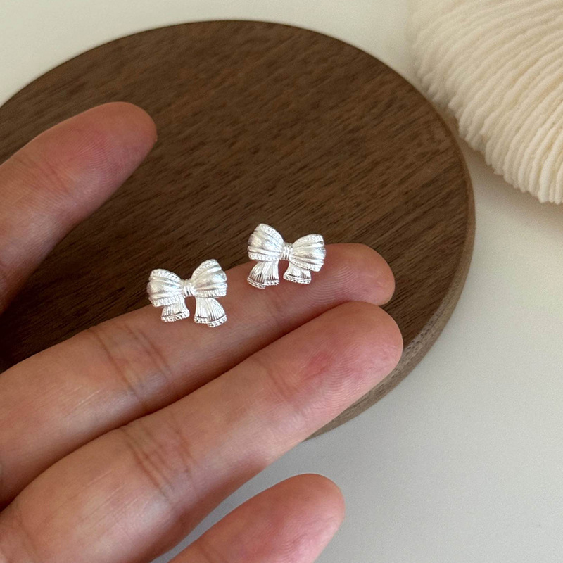 Korean version of the bow earrings daily commuting temperament ins niche simple earrings 2024 new one-piece fashion