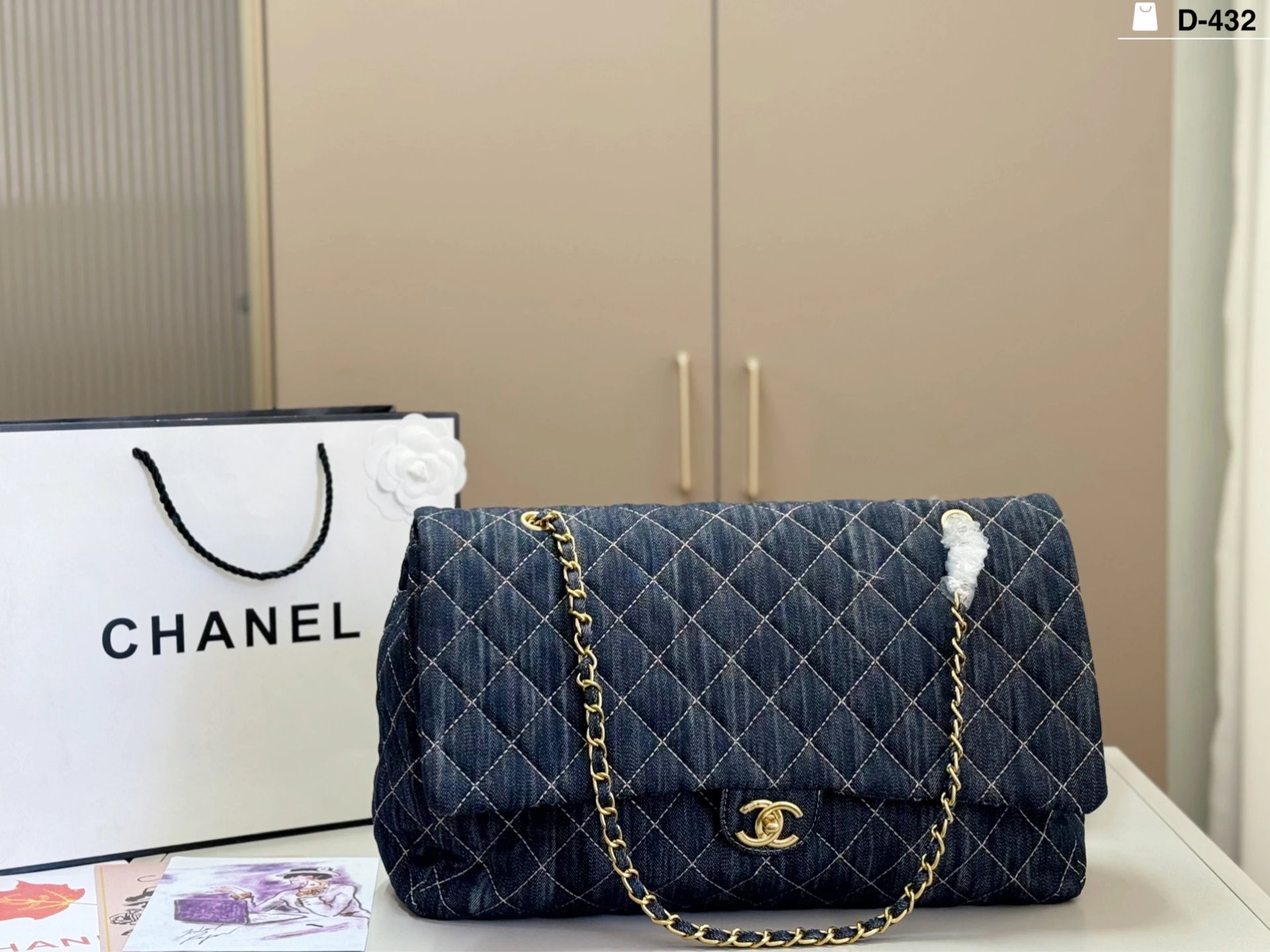 💰p295 D-432 尺寸38x24  香奈儿CF系列牛仔机场包，深蓝牛仔+金属金扣，经典菱格纹超有辨识度，容量大，通勤or短途旅行都OK