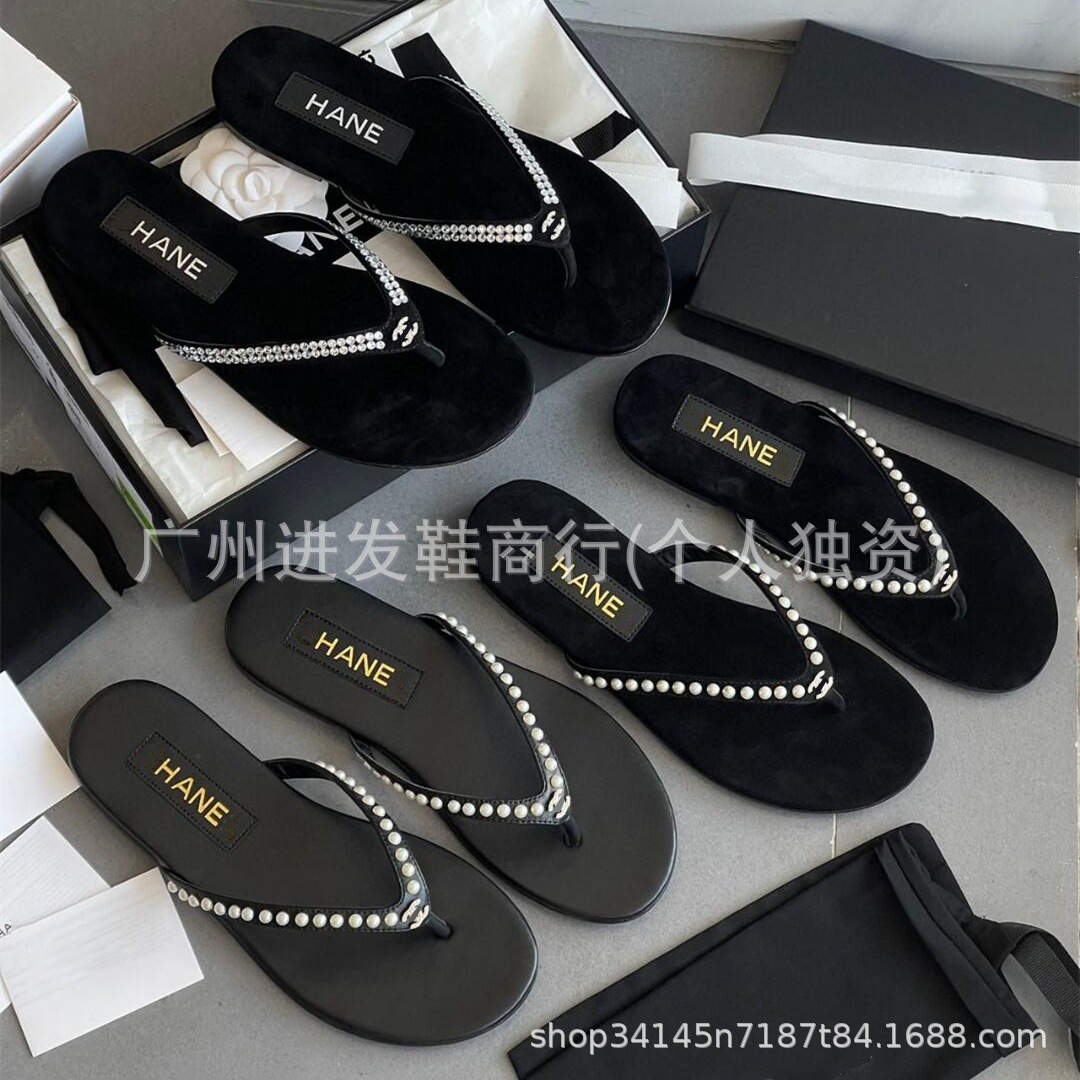 In-Stock 2026 New Style Chanel-Style Rhinestone Velvet Flip-Flops for Women, Fashionable Pearl Versatile Sandals QC-foto från 1688 på Qualit.ly