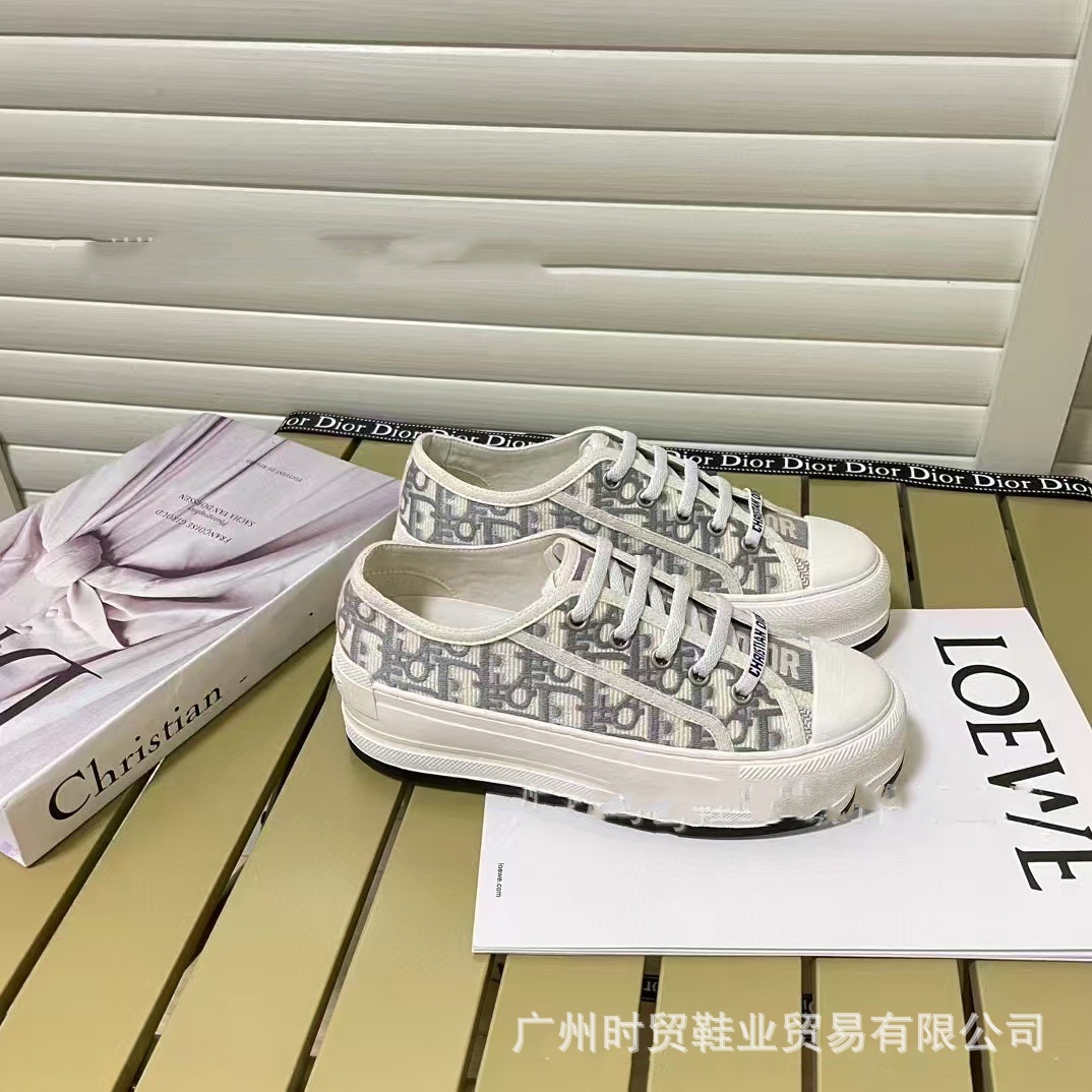 High Version D Home 2024 New Thick Sole Classic Old Flower Letter Embroidered Lace-up Canvas Shoes Loaf Casual Board Shoes QC-foto från 1688 på Qualit.ly