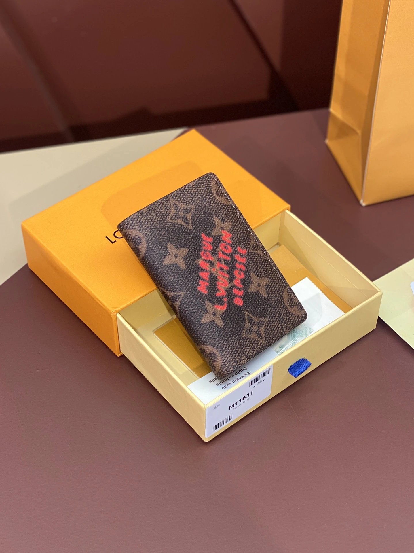 Top-grade original stock M11631 faded floral pattern! Pocket wallet! This pocket wallet is crafted from Monogram Dust canvas, lending the Monogram pattern an elegant, faded aesthetic and showcasing Pharrell Williams’s fresh take on timeless elements...