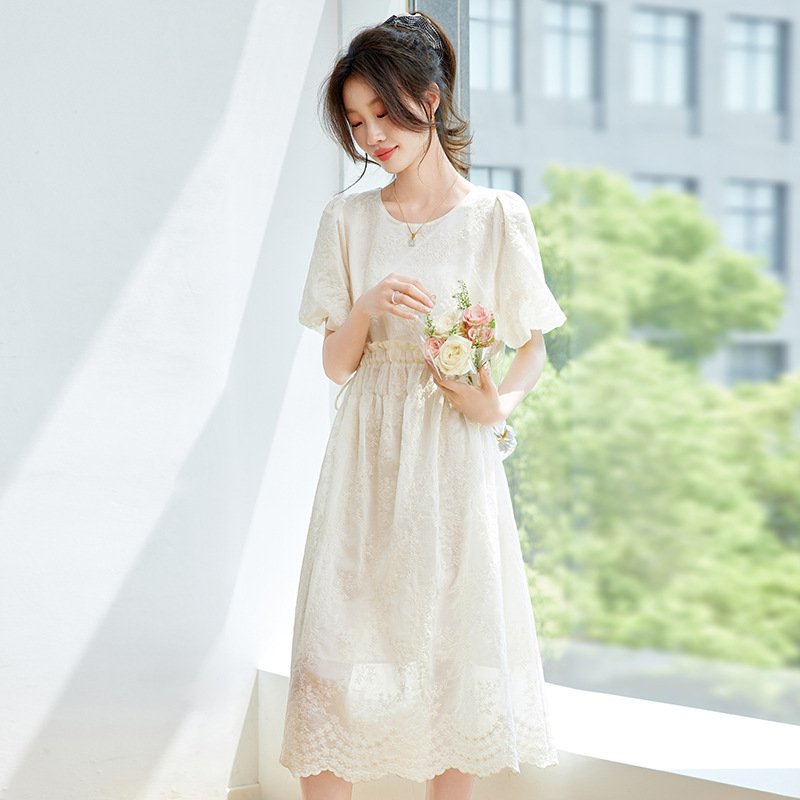 2025 new summer age-reducing small waist slimming bubble sleeve skirt French embroidered dress women's solid color