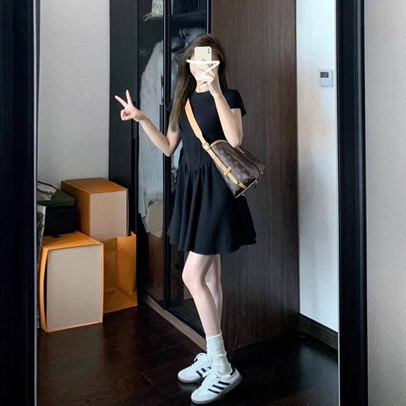 Black Slim-Fit Fishbone Dress with Short Sleeves, Women's Summer Hot Style 2026 New Elegant Dress, Slimming Little Black Dress