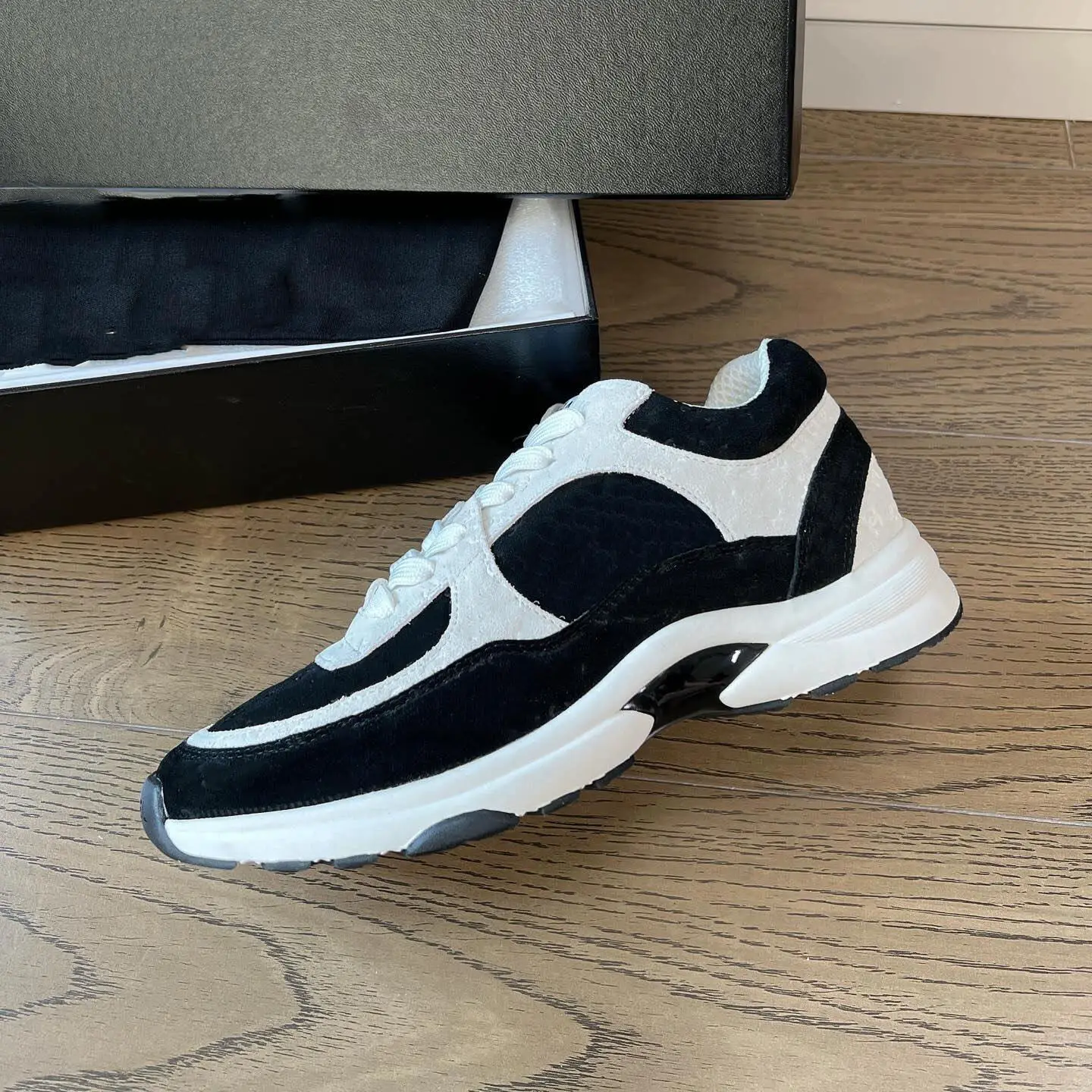 Cowhide Version~Chanel-Style Reflective Strip Thick-Soled Sneakers, New Spring 2026 Model, Round-Toe Lace-Up Casual Versatile Dad Shoes