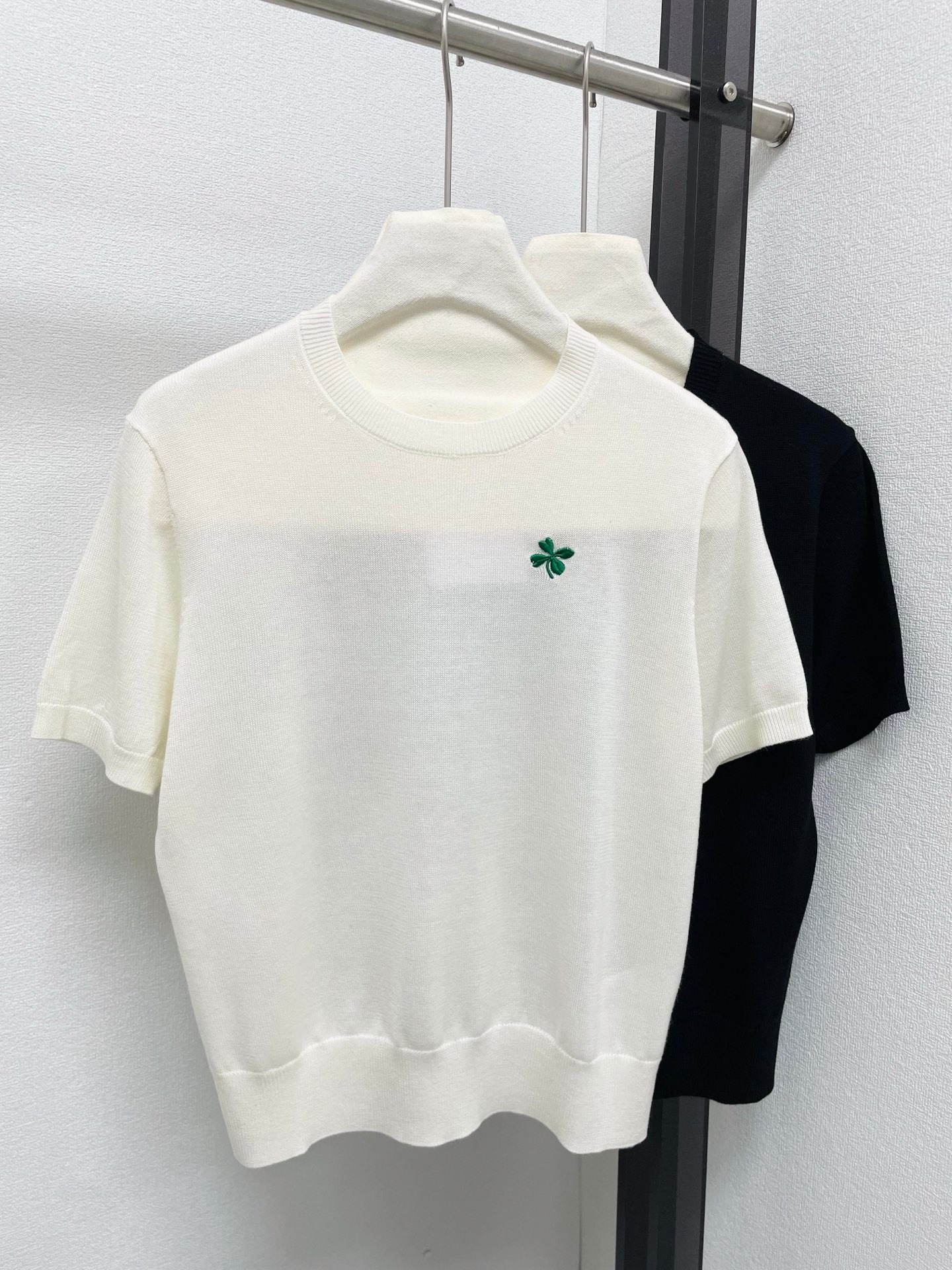 High-End D+26 Early Spring New Style Four-Leaf Clover Letter Embroidery Round Neck Knitwear Thin Short-Sleeved T-Shirt for Women