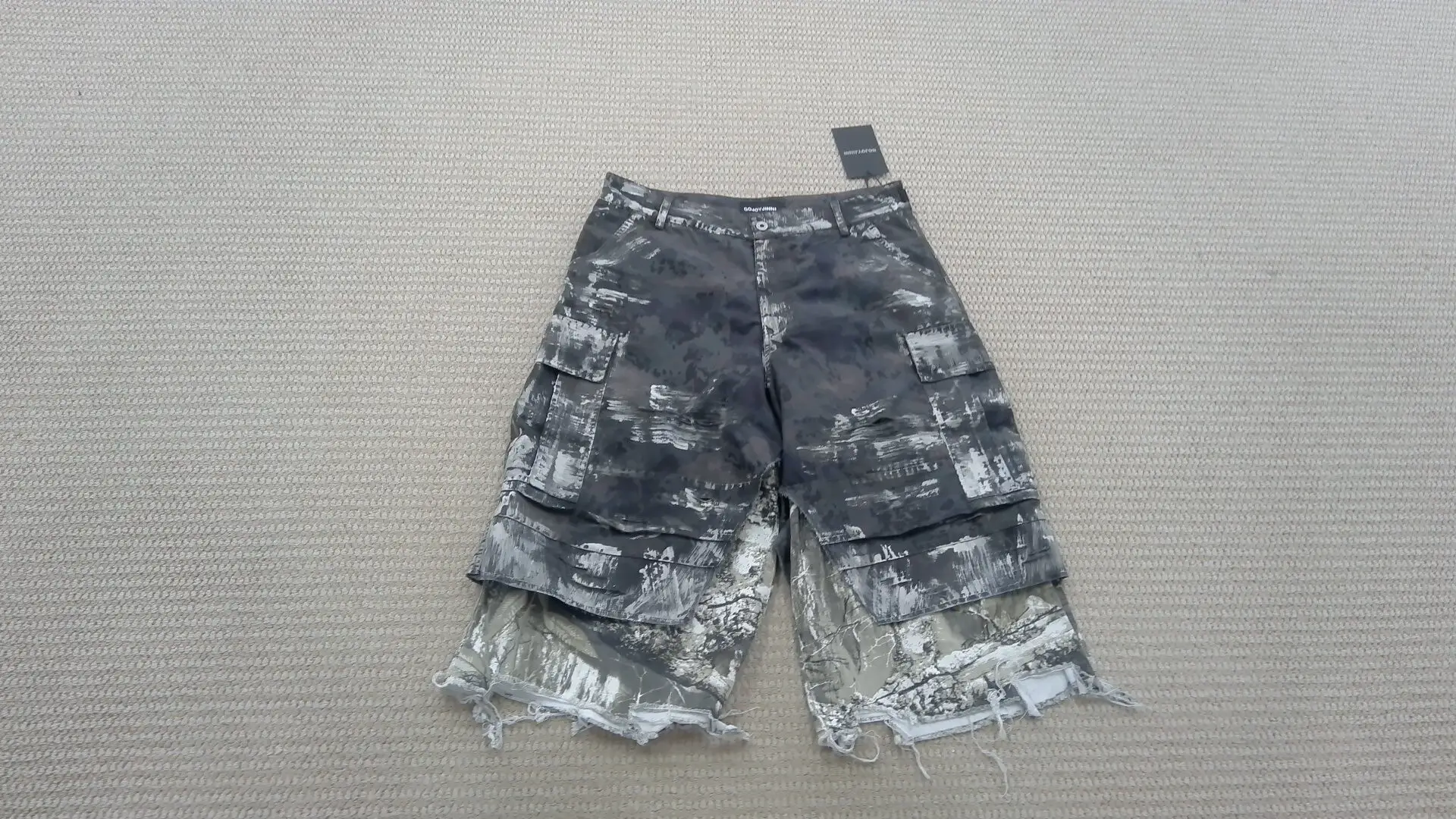 Gojoyjinni's same dirty camouflage patchwork patch pocket ripped fake two-piece shorts set, one eighth pants
