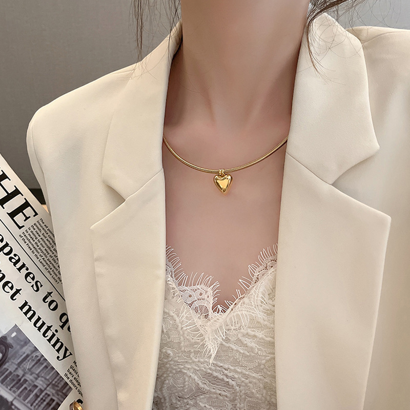 New Chinese Hollow Love Pendant Necklace Titanium Steel Love Pendant Magnetic Collar Light Luxury Niche Fairy Clavicle Chain