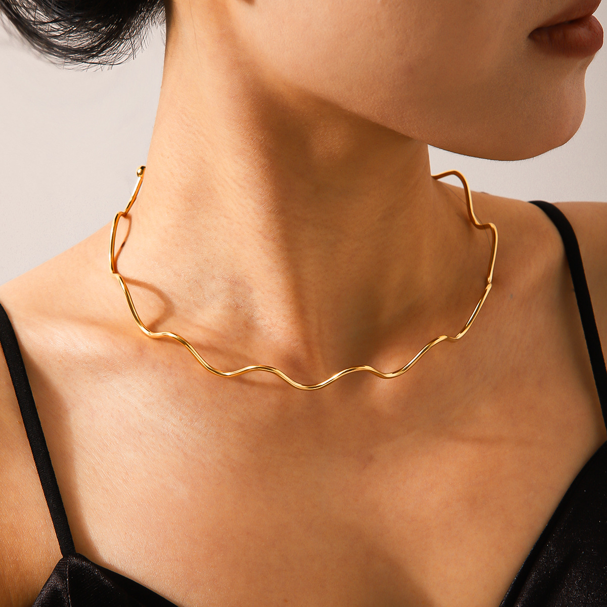 18K gold stainless steel collar wave pull-out necklace ins cold wind neck chain female titanium steel clavicle chain does not fade