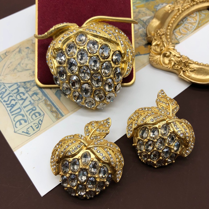 Middle Ancient vintage Luxury Diamond-encrusted Strawberry Earrings European and American Retro French Elegant High-grade Brooch Earrings Set