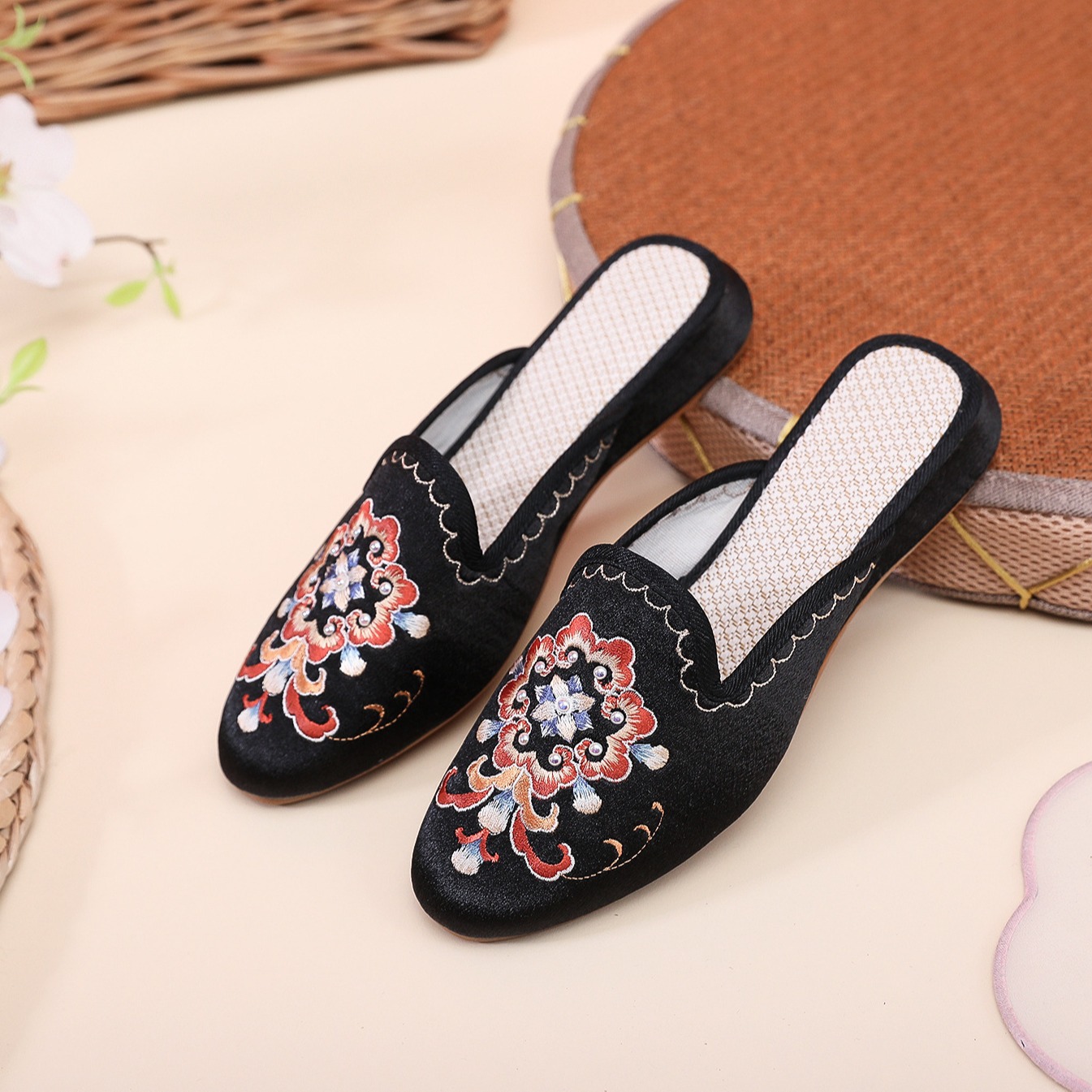 Slippers satin embroidered cloth shoes spring and summer 2022 new ladies summer sandals and slippers toe bag