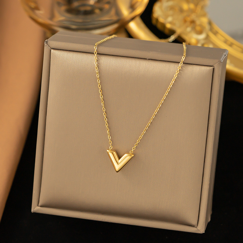 Cross-Border Wholesale Korean Style Fashion V Letter Titanium Steel Non-Fading Necklace Accessories Women's Personalized Letter Pendant Clavicle Chain