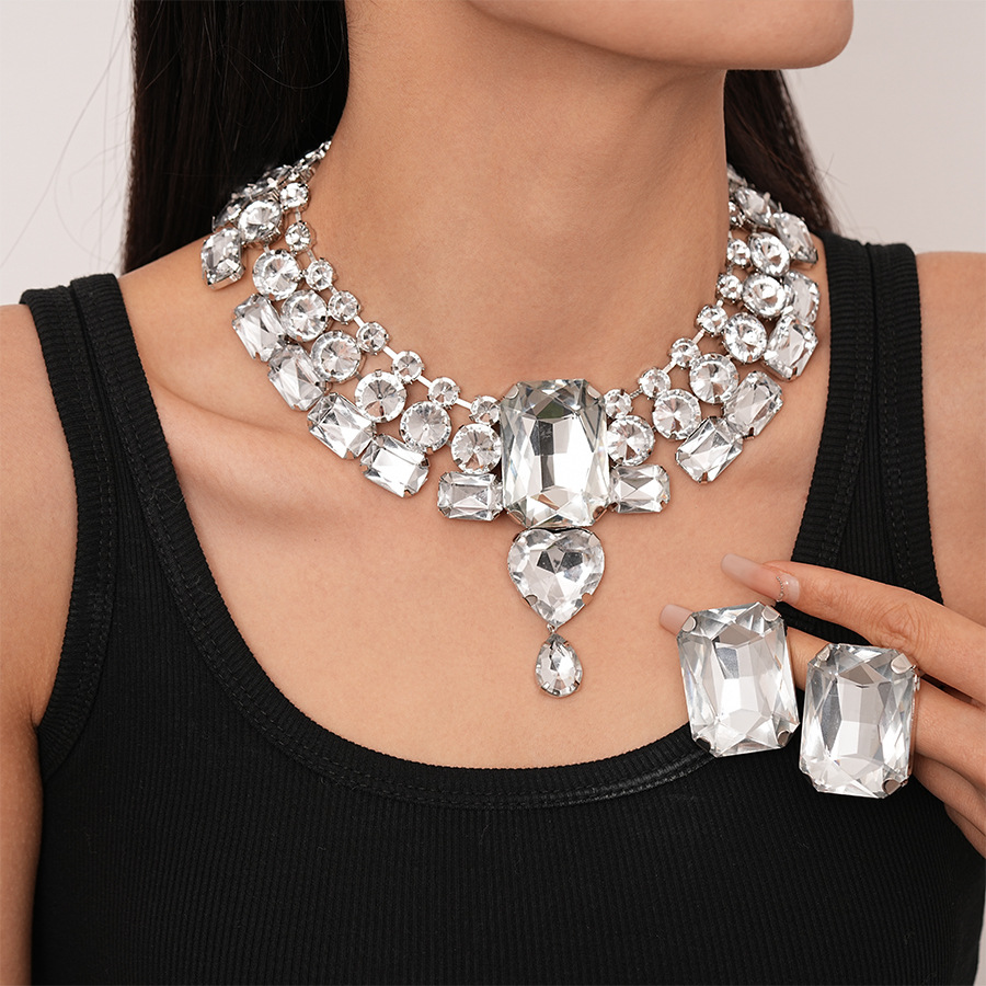 European and American Exaggerated Diamond-encrusted Love Square Geometric Collarbone Necklace Personalized Light Luxury Niche Elegant High-grade Necklace for Women
