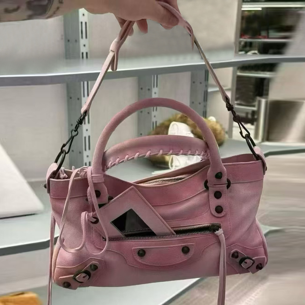 2025 Autumn/Winter New Handbag with Rivets, Fashionable Trendy Motorcycle Bag, Commuter Versatile Large Capacity Shoulder Underarm Bag Foto QC de 1688 na Qualit.ly