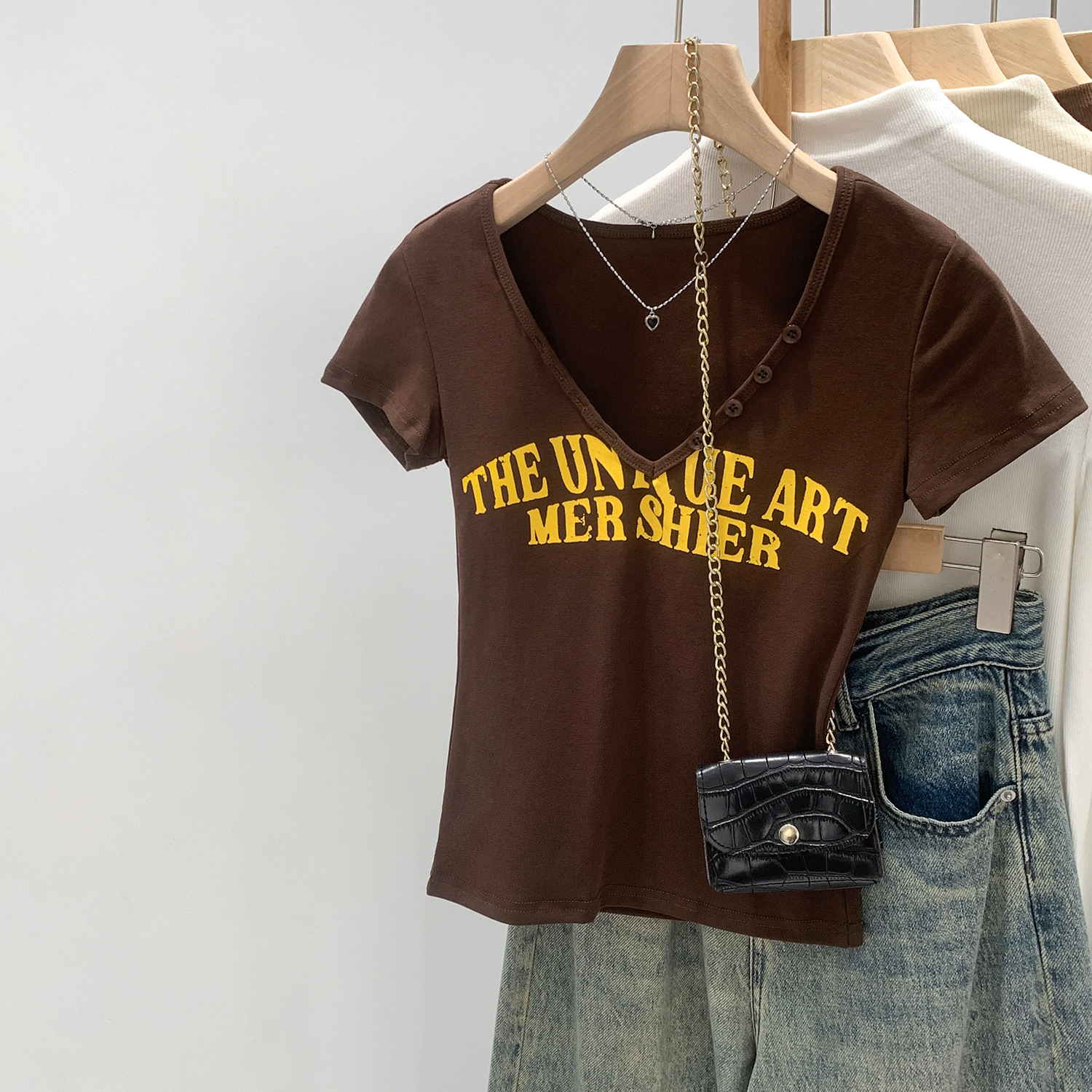 American Retro Letter Print V-Neck Short-Sleeved T-Shirt for Women Summer 2026 New Slim Fit Hot Girl Style Short Top