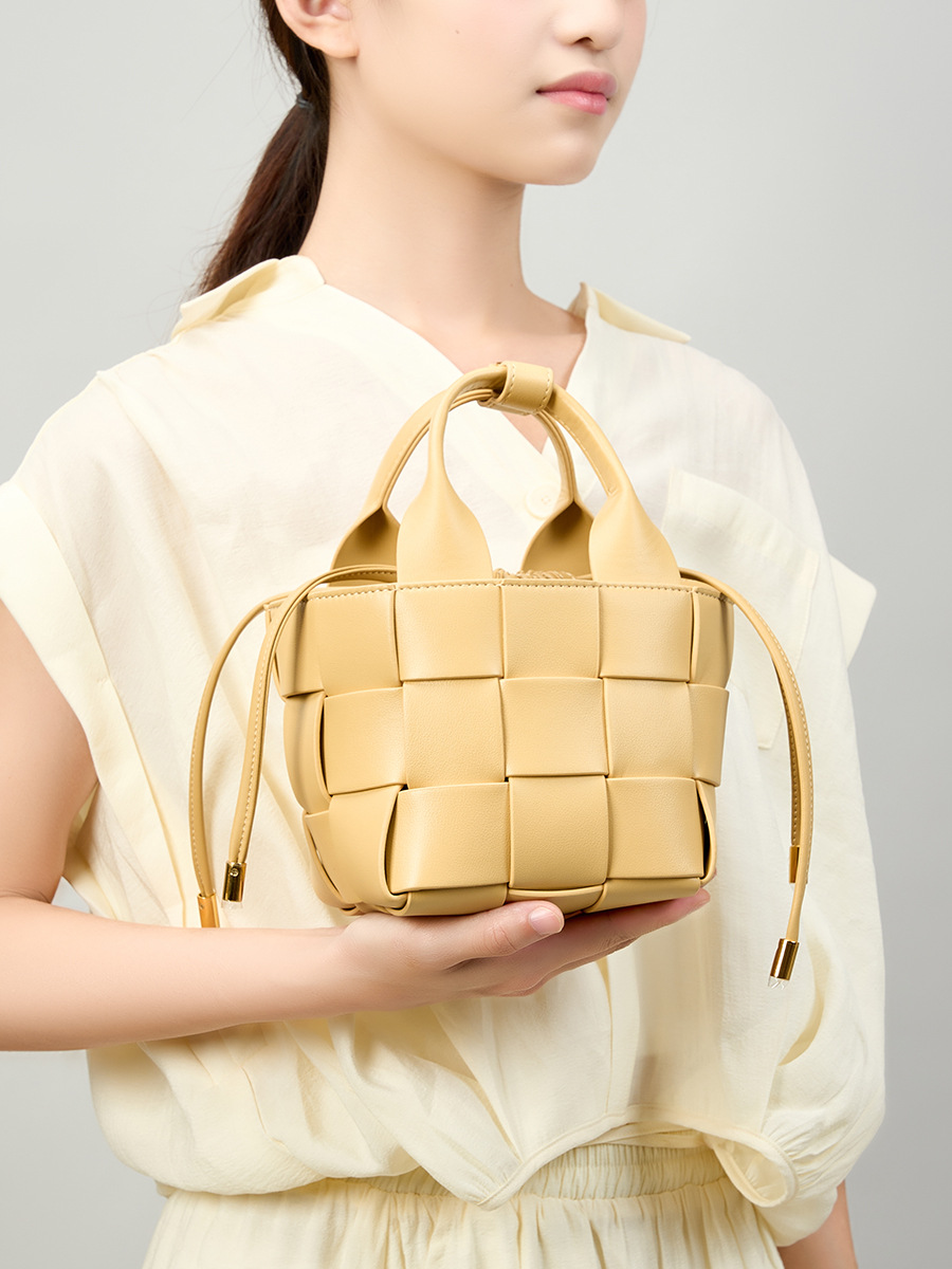 High-Quality Genuine Leather Woven Bag 2025 New High-End Vegetable Basket Bucket Bag Cowhide Niche Single Shoulder Crossbody Bag
