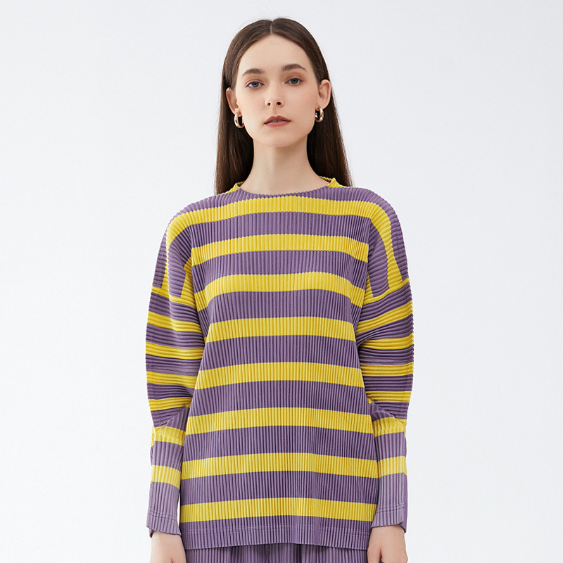 2026 Spring New Japanese Style Round Neck Striped Sweatshirt for Women, Loose Long-Sleeve Casual Slimming Pleated Women's Top