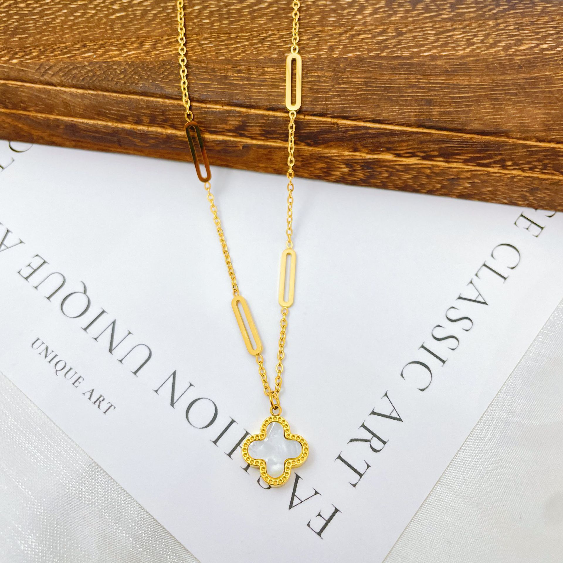 Korean style ins fashion black and white double-sided Clover titanium steel necklace women's non-fading clavicle chain 18K gold necklace wholesale