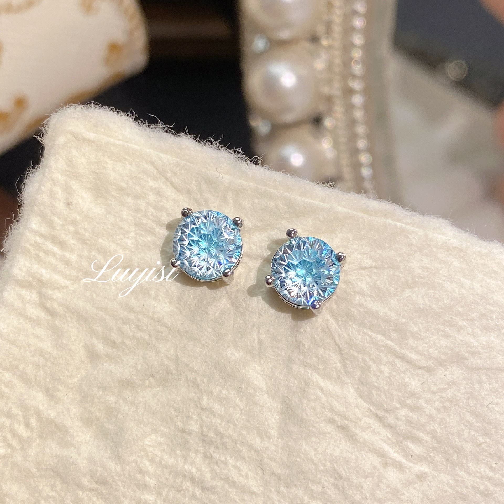 Light Luxury Sparkling Blue Fireworks Cut Earrings for Women, Fashionable Niche Cochlear Earrings, High Carbon Diamond Rose Red Earrings