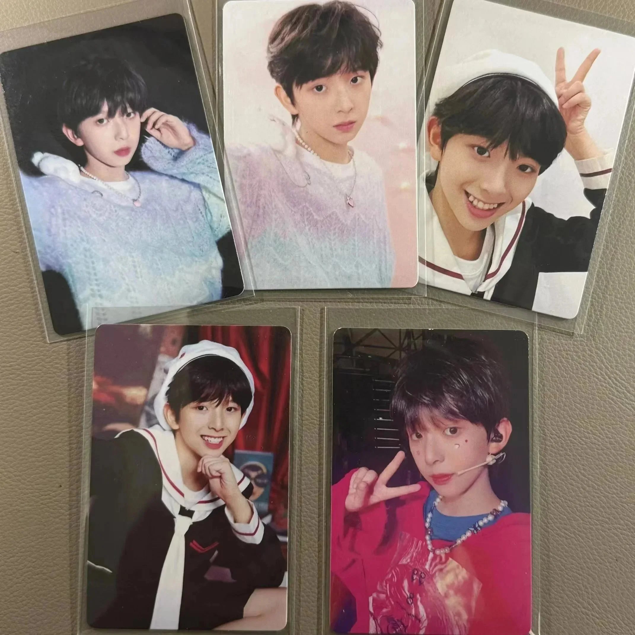 TF家族四代多巴胺快乐图鉴单人小卡 陈浚铭  TF家族四代练习生 粉衣黑底毛衣冷脸项链水手服头顶比耶，单张价格直拍私信我要那张