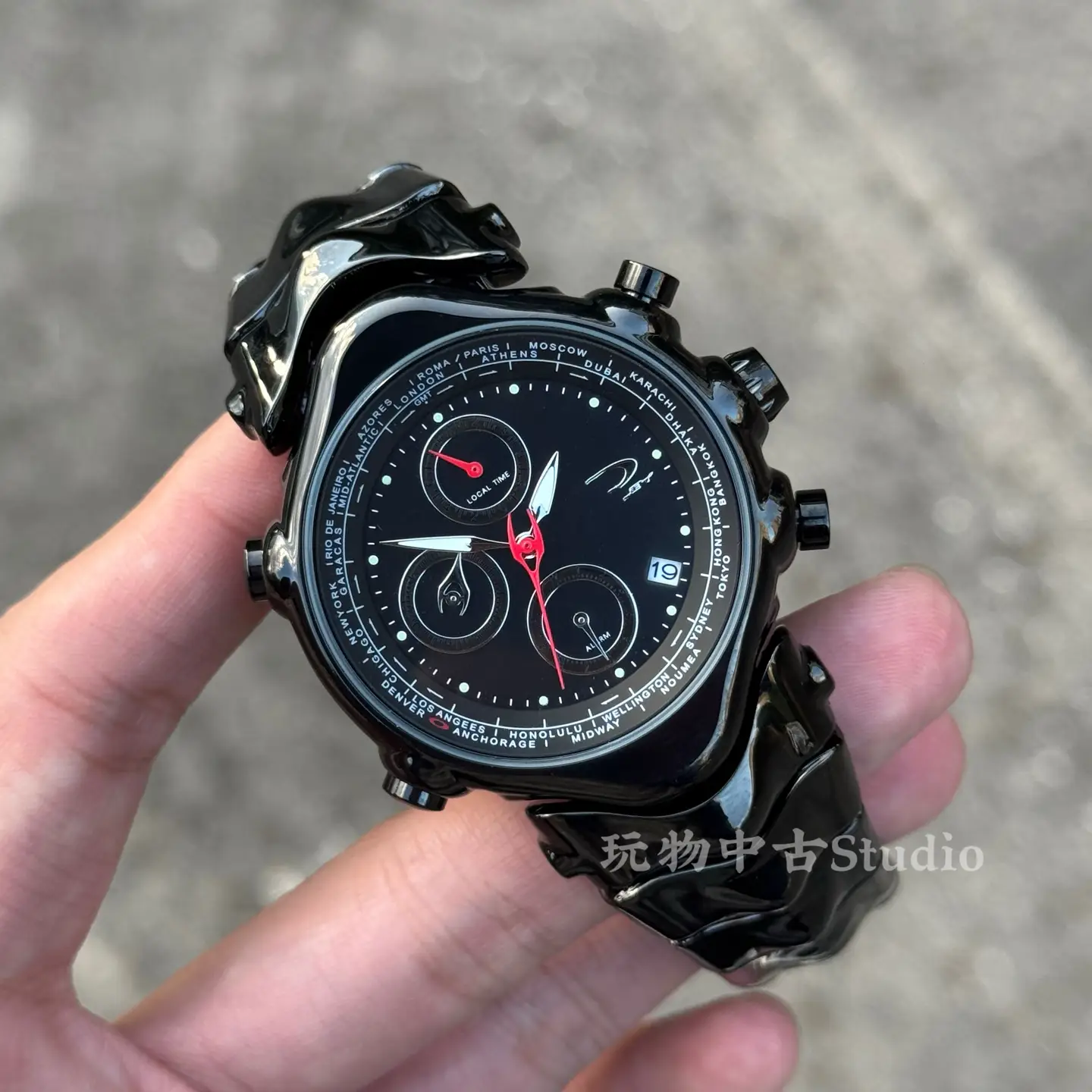Playful style three eyed judge watch, shaped retro, millennium men's and women's fashion trend, high-end ins, niche design