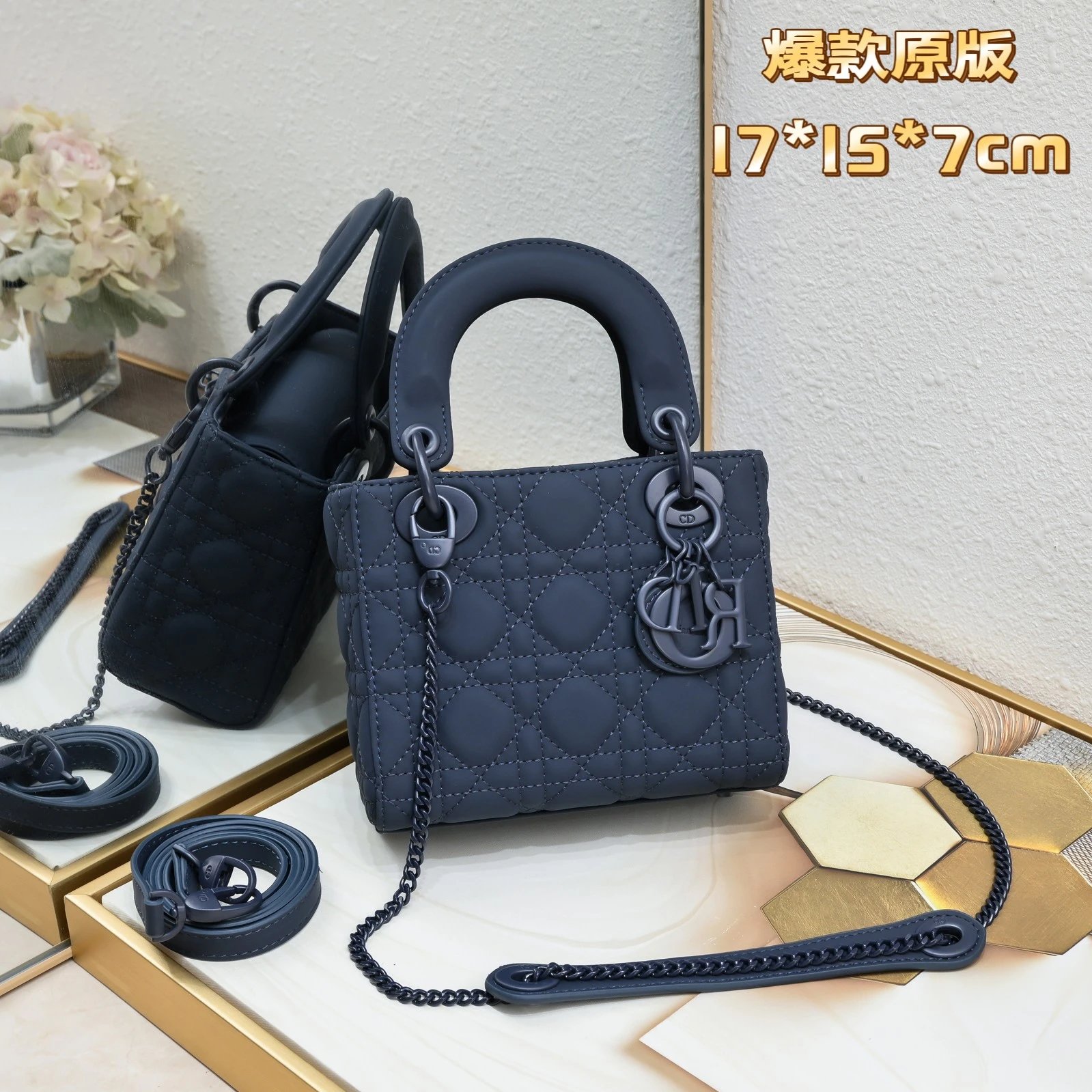 时尚包包手袋 Ultra-matte 🖤 SO BLACK 暗黑系的戴妃包 3格磨砂蓝  连同五金链条手提全部是有质感的磨砂黑 全黑的配色百搭又大气 非常适合日常通勤搭配干练的工作装  同时包包也不...