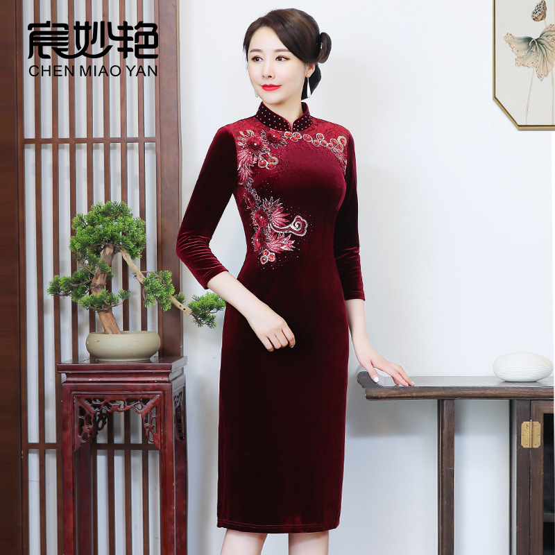 Autumn new dress gold velvet cheongsam embroidered beaded long dress for middle-aged mothers happy mother-in-law wedding banquet dress