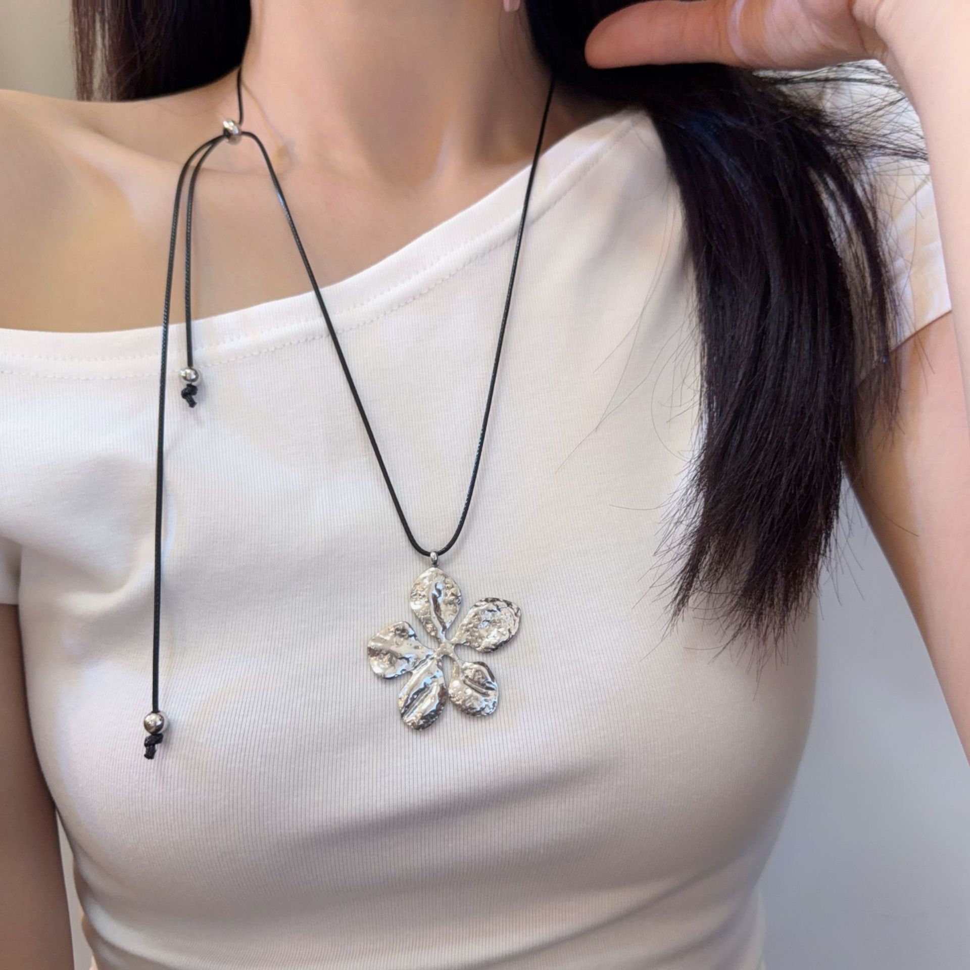 Sweet and Cool Sexy Style Drawstring Titanium Steel Flower Long Necklace Jewelry Women's High-End Simple Niche Design Sweater Chain