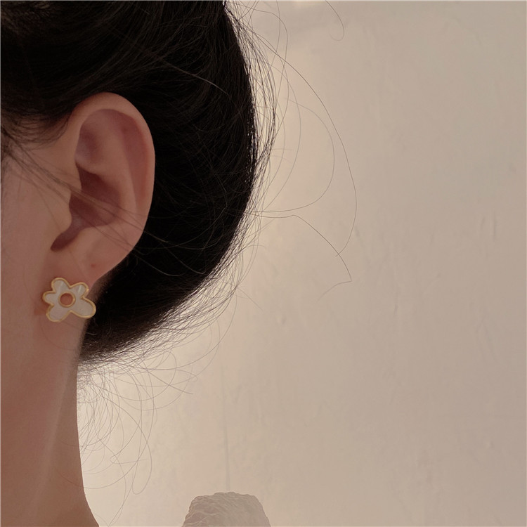 Natural Fritillary Flower Ear Stud Female French Daisy Flower Earrings Hyun-a Hyun-a Small Flower Fresh Vintage Niche Design