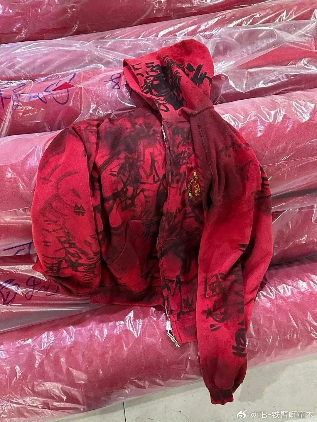 红色泥染秀款涂鸦外套-vet