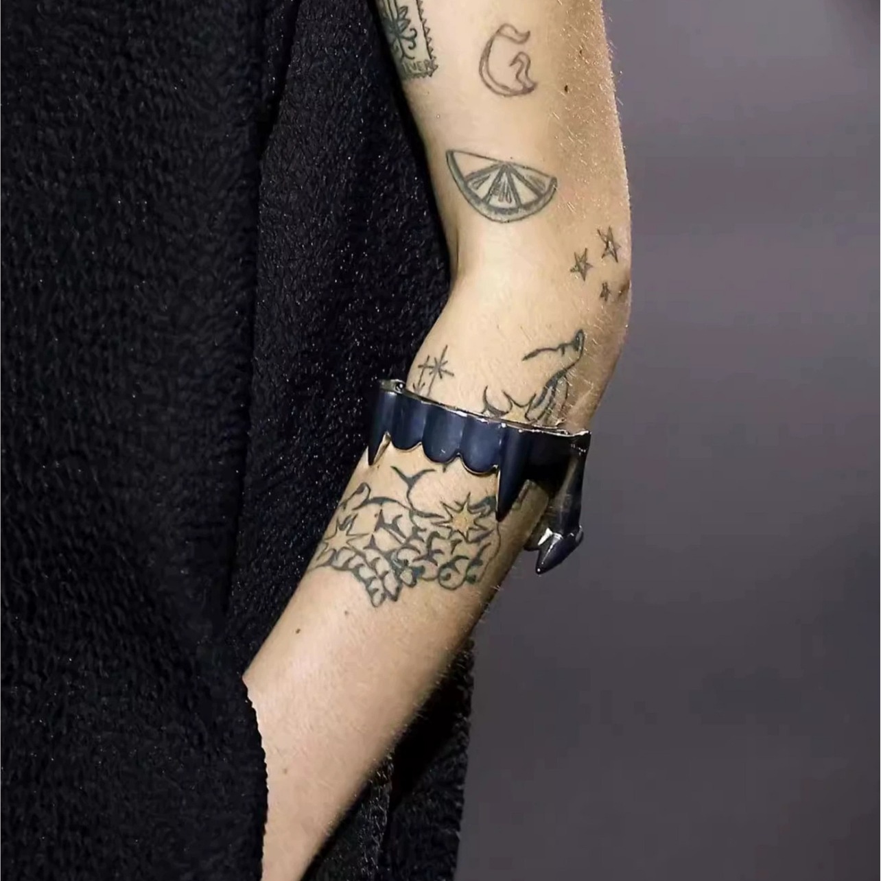 RAF Style SIMONS Same Style Show Vampire Fangs Bracelet Adjustable Men's and Women's Metal Shirt Clip Bracelet Fotografie QC de pe 1688 pe Qualit.ly