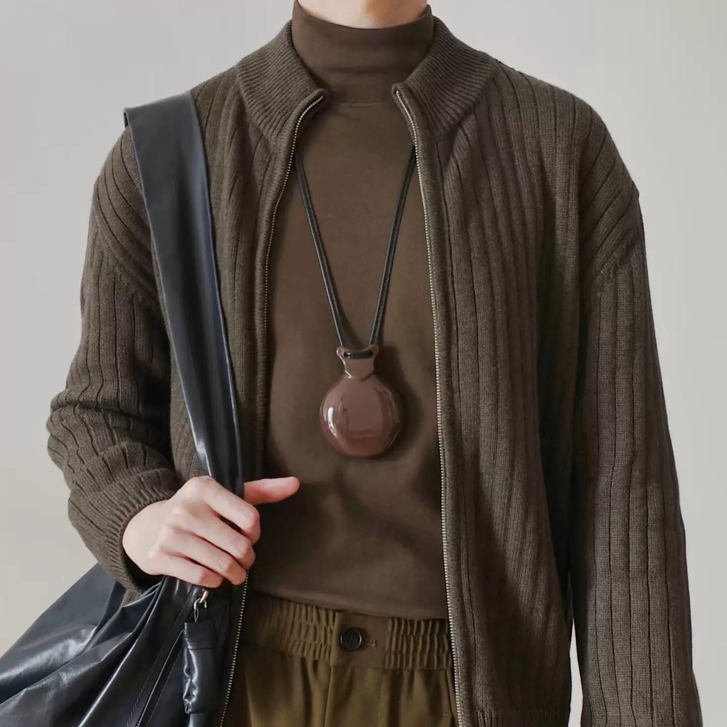 Lemai* Unisex Black Music Mirror Necklace, Black and Dark Brown Resin Material, Openable Double-Sided Mirror Pendant