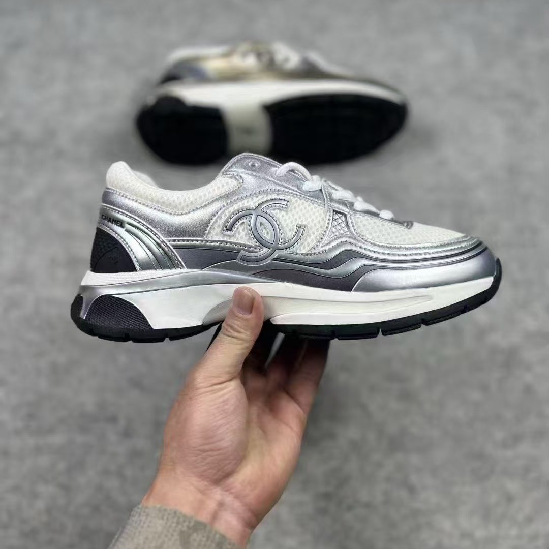 36-47 Large Size European and American Cross-Border Silver Horned King Style Chanel-Inspired 23C Dad Shoes for Men and Women, Couple's Sports Shoes with Thick Soles Foto QC da 1688 su Qualit.ly