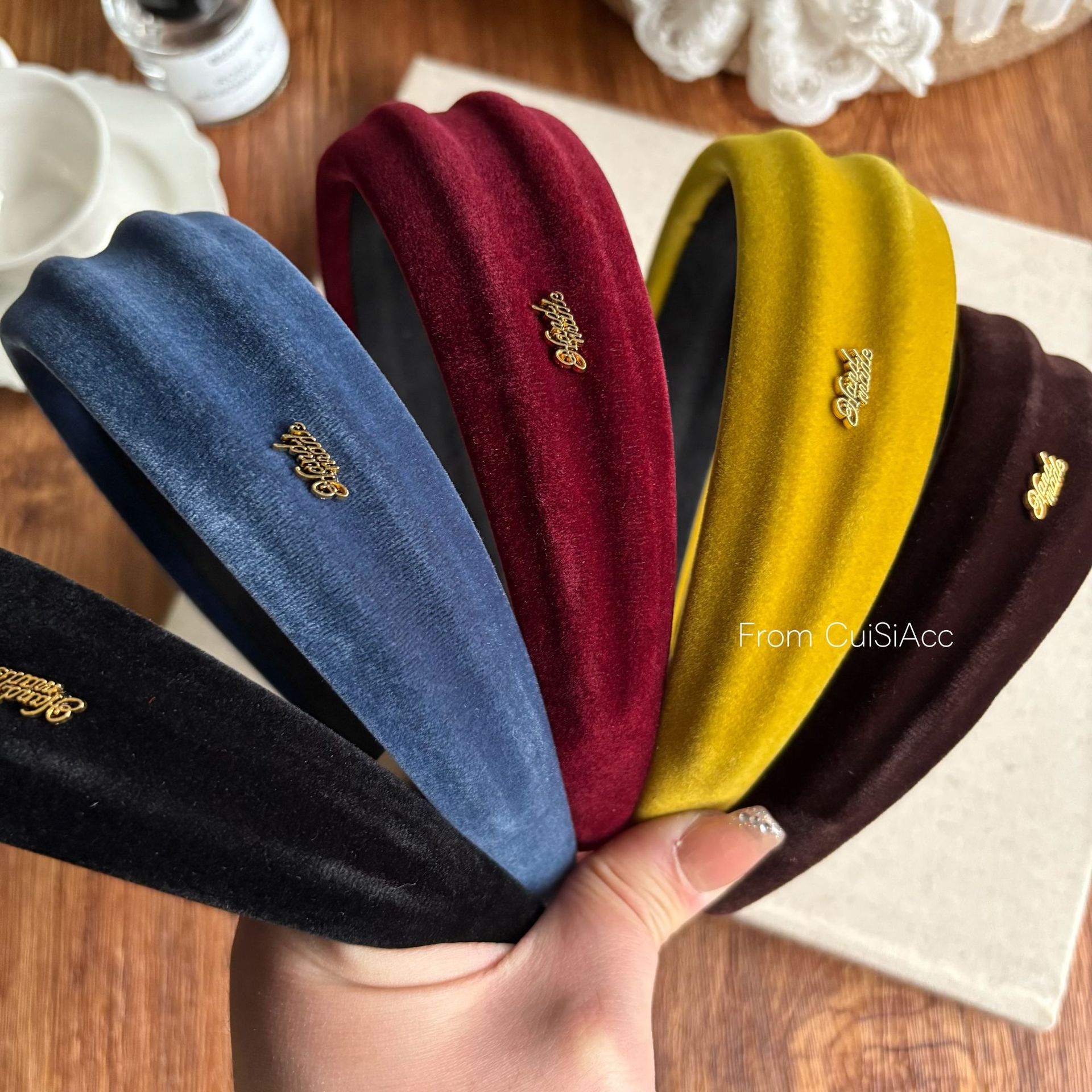 Korean Ins Gold Letter Velvet Embossed Headband for Women, Autumn and Winter Retro Wide-Brimmed High-Top Hairband Hair Accessory