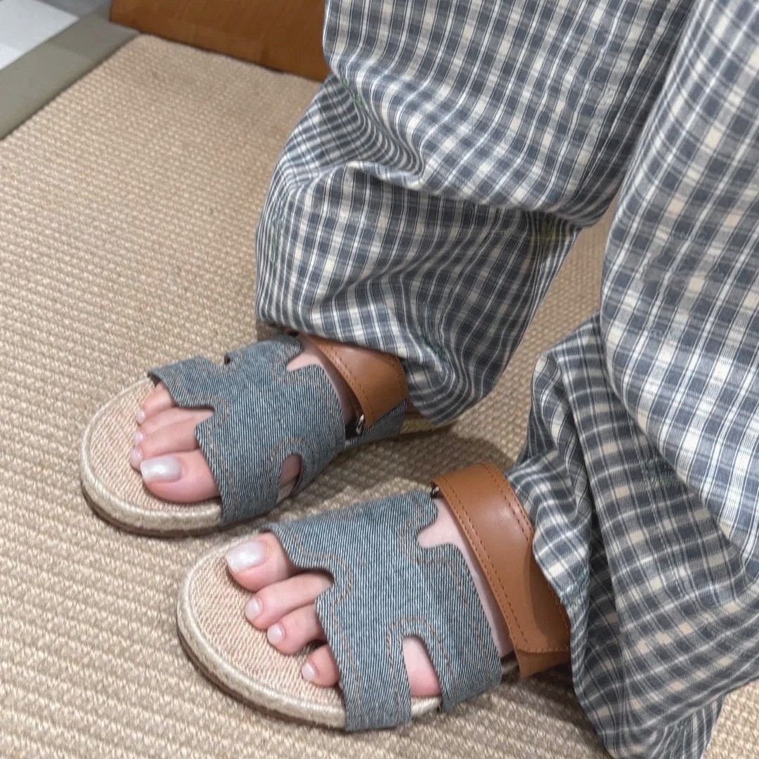 2026 New Korean Style Flat-Soled Women's Slip-On Sandals for Outdoor Wear, Fashionable and Versatile Beach Sandals