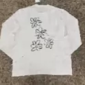 A Long-Sleeved Leaf-Patterned White Long-Sleeved Top