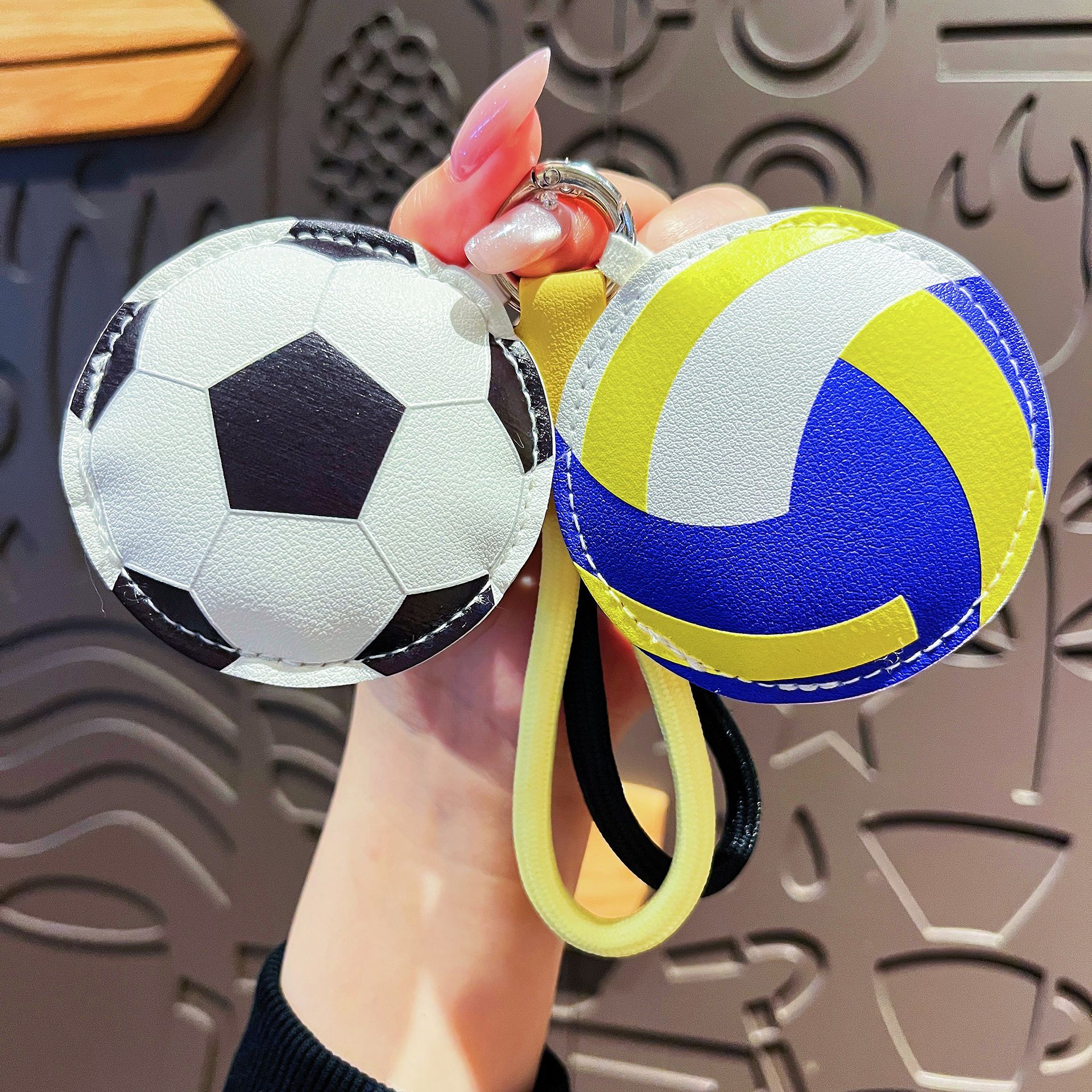 Creative Leather Sports Football Keychain for Women, Cute Cartoon Basketball, High-End Couple Bag Pendant, Small Gift