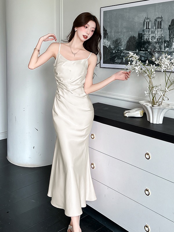 Real Shot of a Pearl-Like Satin Slip Dress with a French-Style Niche Design, Pure and Alluring, Waist-Cinching and Slim-Fitting Dress