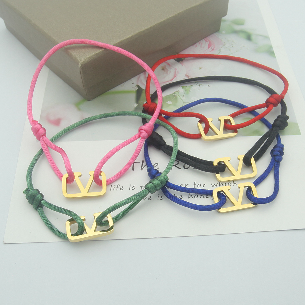 Titanium Steel Jewelry Wholesale Cut Out Square Deep V-Shaped Red Rope Bracelet Couple V Letter Pendant Colorfulful Rope Bracelet Foto QC de 1688 na Qualit.ly