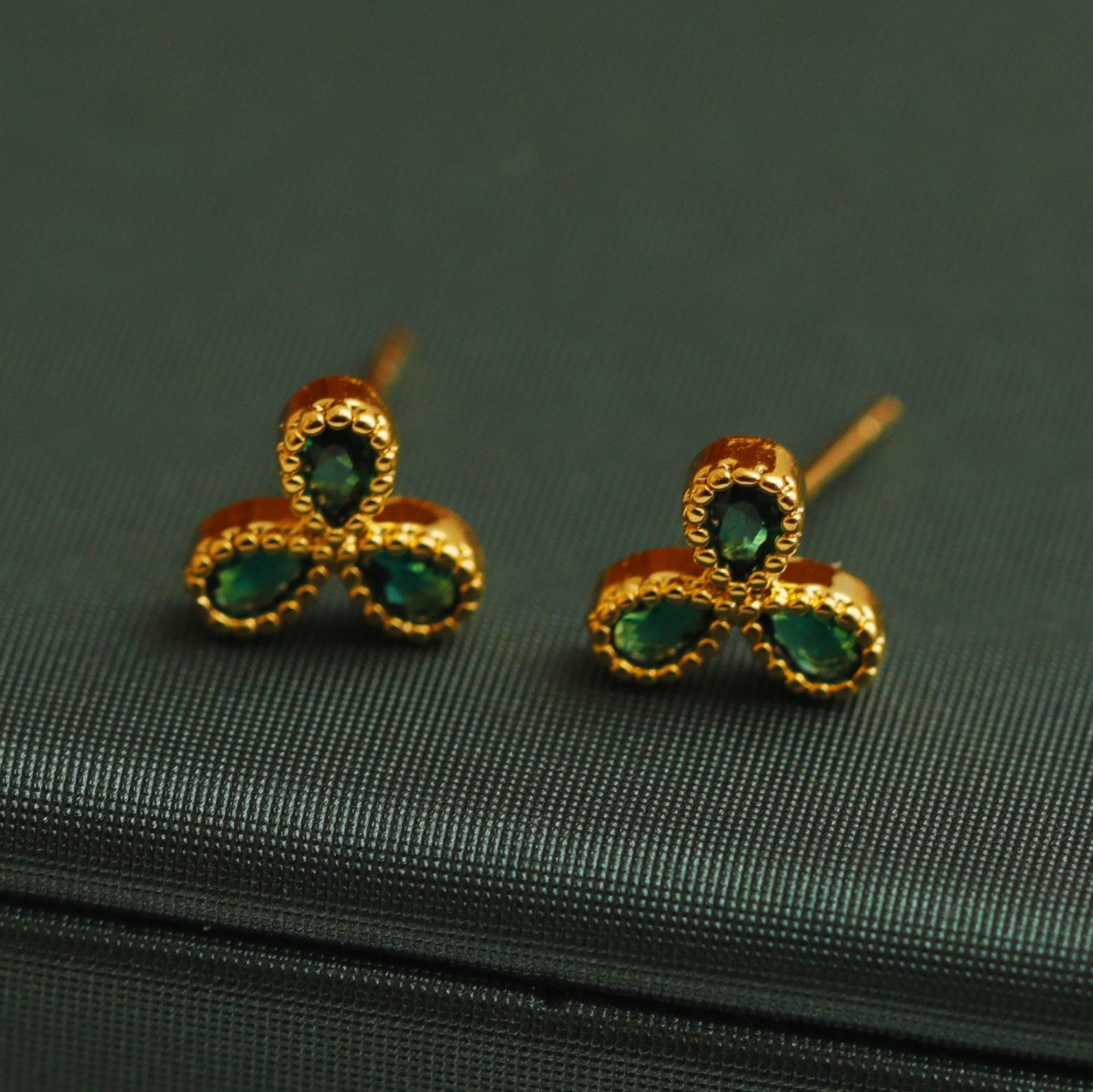 High-end exquisite small clover earrings Emerald fairy ear piercing earrings French light luxury earrings earrings earrings