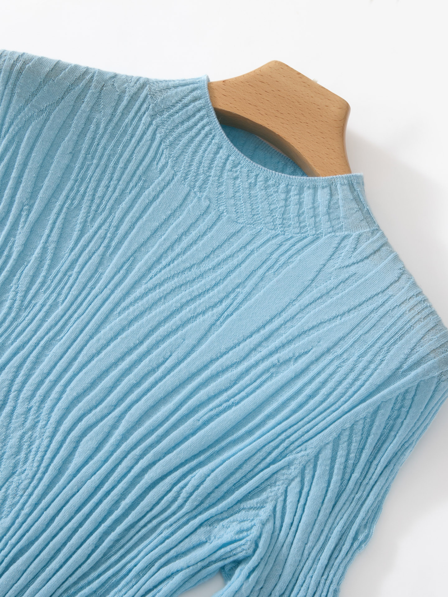 100% Wool Fine-Spun 60-Count Yangzi Yarn, Simple and Elegant Style for Outerwear, Summer Water Ripple Knit, Five-Quarter Sleeves