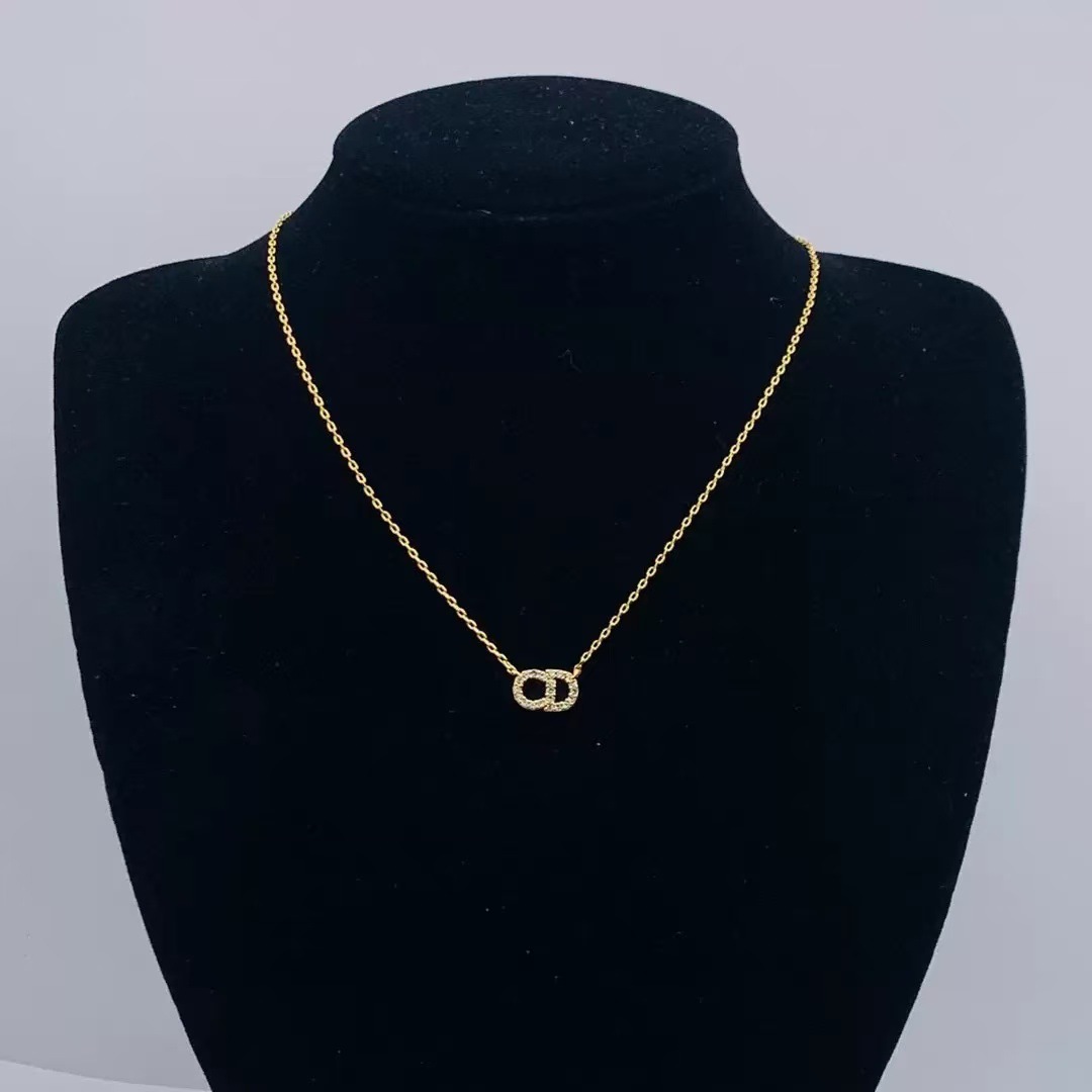 Korean version of CD titanium steel necklace female pig nose hollow clavicle chain female light luxury niche design sense light luxury neck chain wholesale