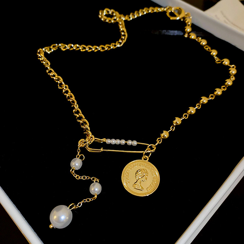 Vintage Metallic Figure Coin Pap Imitation Pearl Necklace French Niche Elegant High-grade Collarbone Necklace for Women