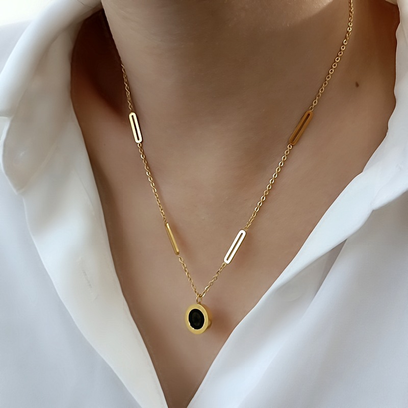 2024 new double-sided wear black and white shell titanium steel necklace women's fashion classic all-match design clavicle chain