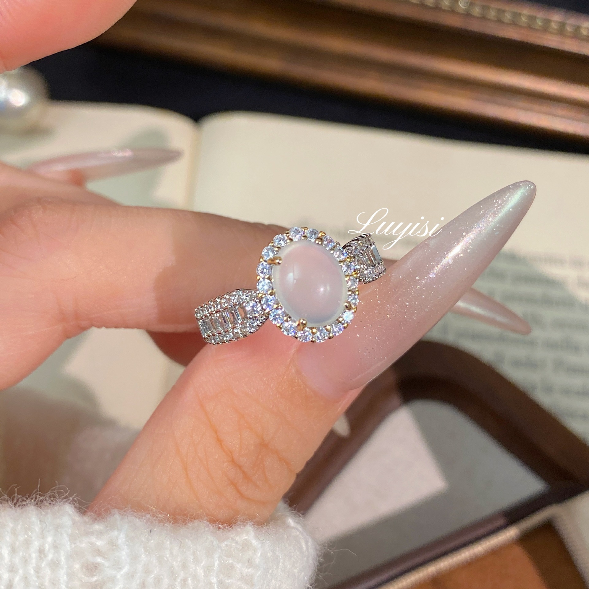 New Pigeon Egg Imitation Chalcedony Ring Niche Design Unique Ring Fashion Accessible Luxury Retro High-End Tail Ring