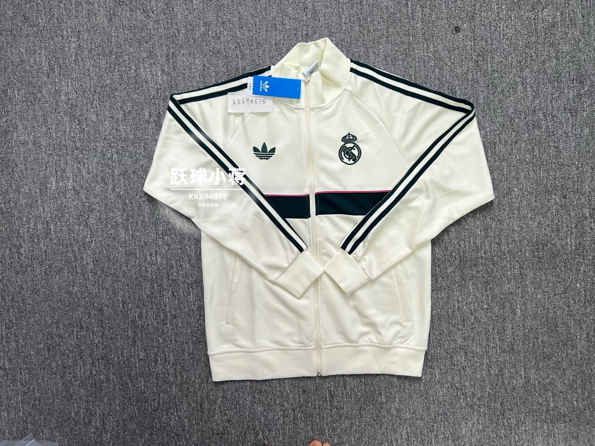 Real Madrid new stand-collar zip-up jacket, beige and dark green color-block design, casual fan jacket.