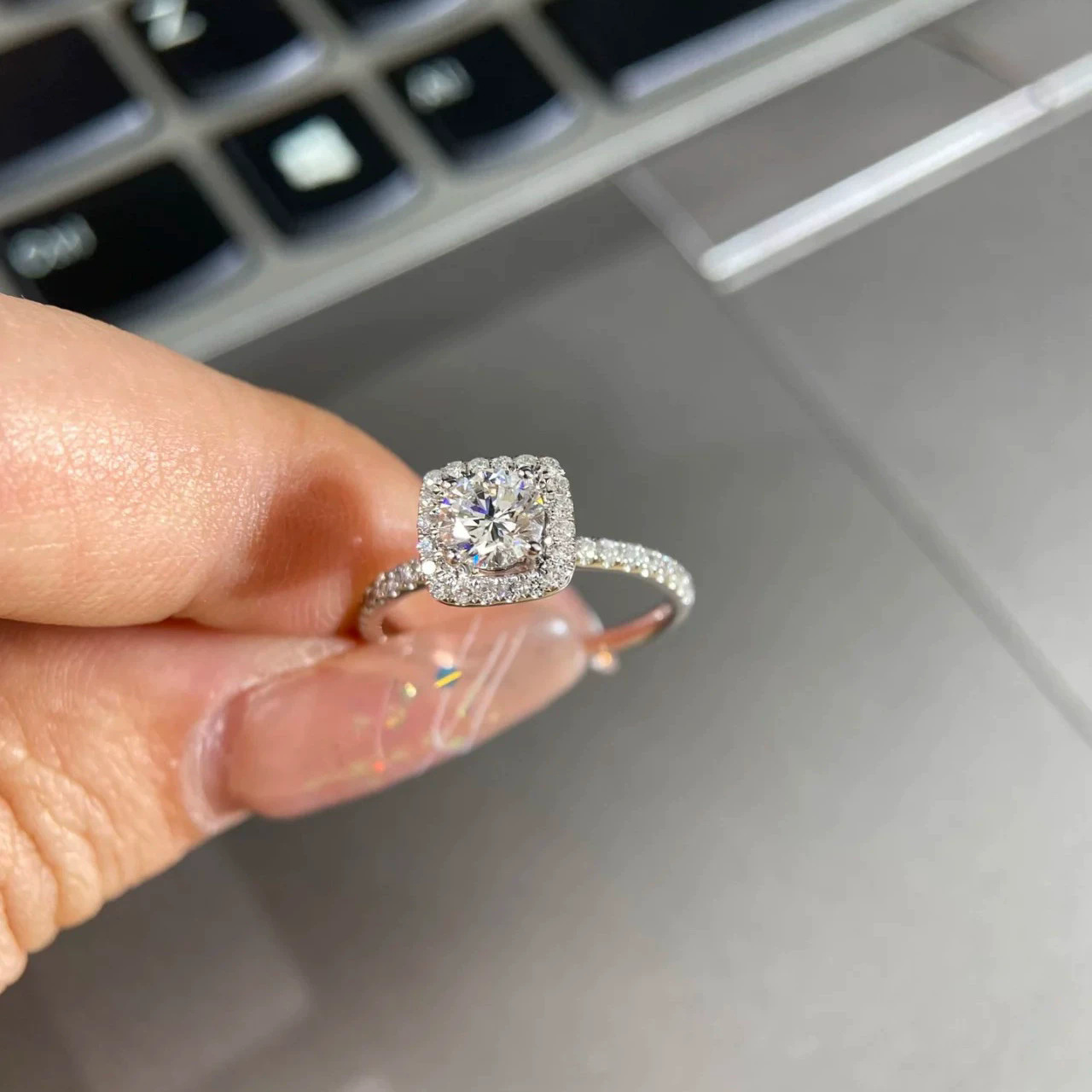 Fashionable Light Luxury Adjustable Ring for Women, Similar to Pang Donglai's Small Sugar Cube Design, Made of Copper with Micro-Inlaid Zirconia