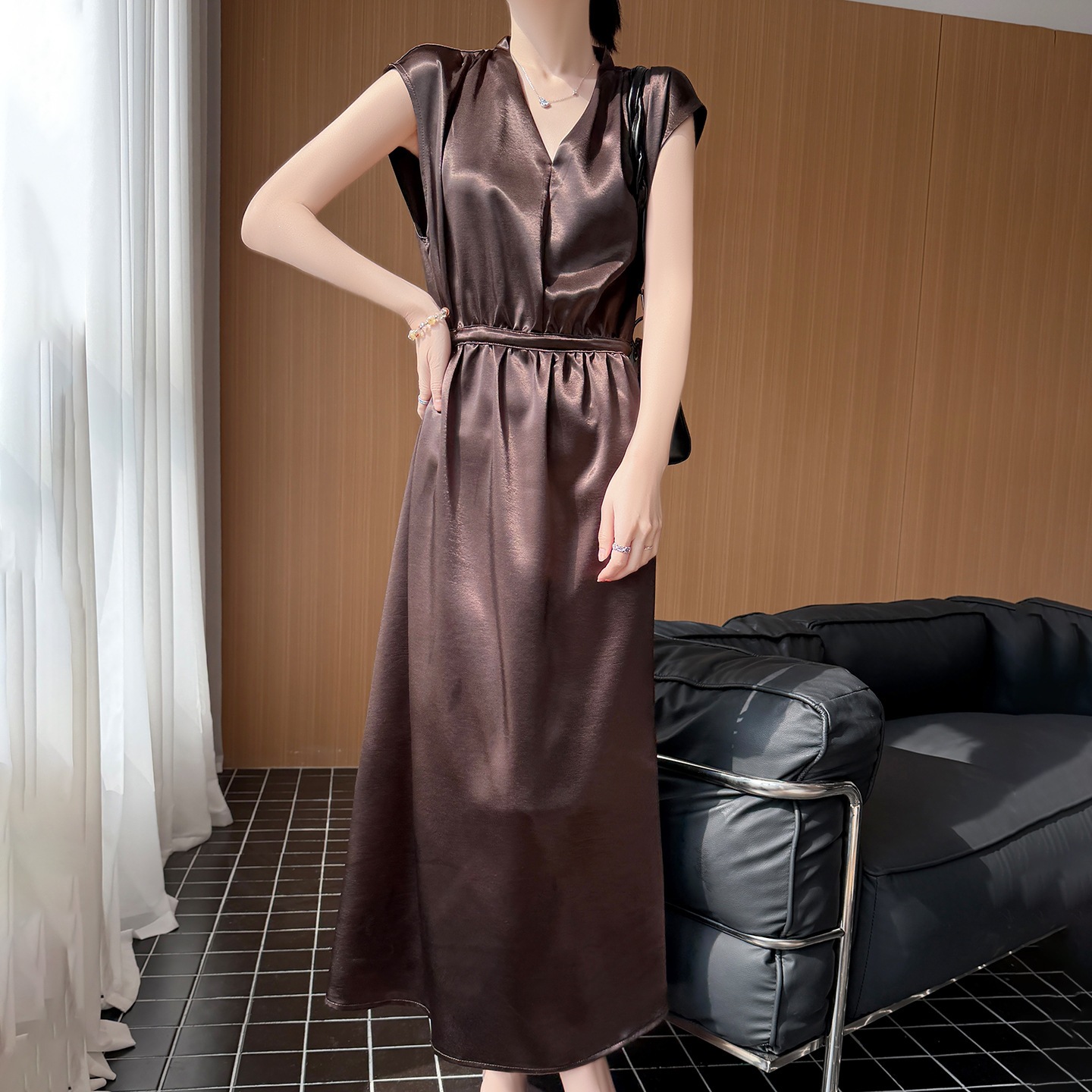 Light Luxury Minimalist Style V-Neck Sleeveless Satin Dress for Women, Summer Waist-Cinching Slimming Elegant Long Dress with a High-End Feel