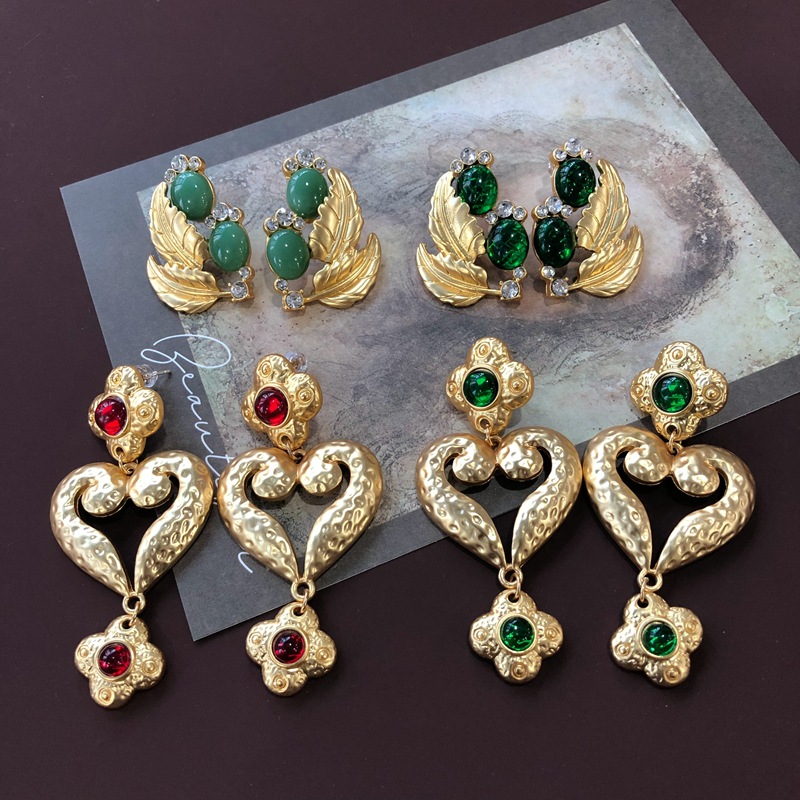 Middle Ages French Emerald Middle Ages Glazed Emerald Leaves Flower Shape Shoulder Sweeping Silver Needle Earrings Ear Clip