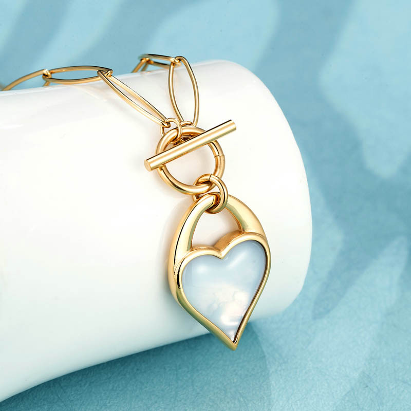 Light luxury shell love necklace necklace niche double-sided small pendant sweater chain European and American summer 14k titanium steel wholesale