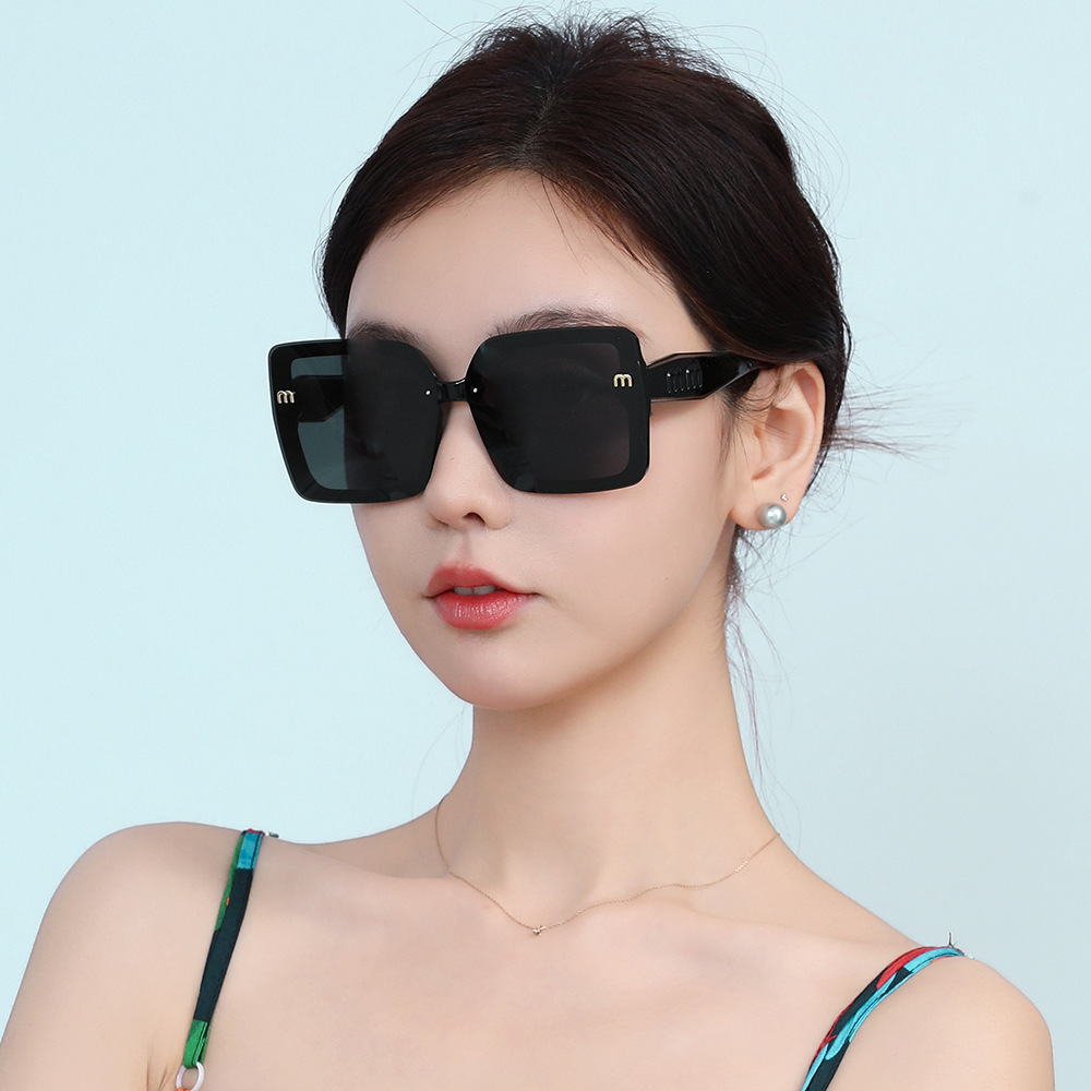 2025 New Style Personality Advanced Sense Sunglasses Women's TikTok Explosions Street Photoshoot Plain Face Online Celebrous Polarized Sunglasses Driving Tide